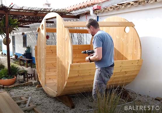 bild 2 einfache montage und installation einer bausatz-sauna und eines bausatz-badefasses